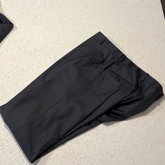 Hickey Freeman Charcoal Grey 100% wool with functional cuffs - Picture 9 of 10